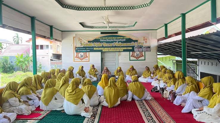 Pengajian ibu-ibu Gampong Lamdom.