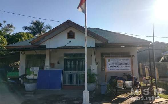 Kantor geuchik Gampong Lamdom.